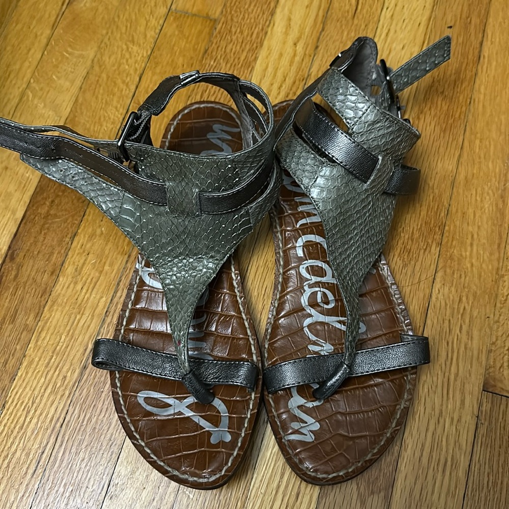 Grey leather printed thong sandals